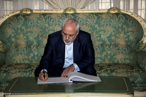 ظریف انتخاب هنیه به ریاست دفتر سیاسی حماس را تبریک گفت
