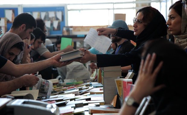 19 غرفه در نمایشگاه کتاب پلمب شدند/ خرید و فروش غیر قانونی بن‌کارت کتاب در نمایشگاه سی‌اُم
