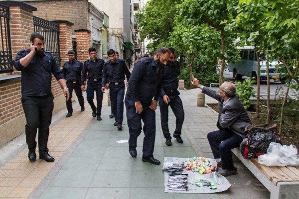حمله ماموران سد معبر شهرداری به پیرمرد دستفروش  