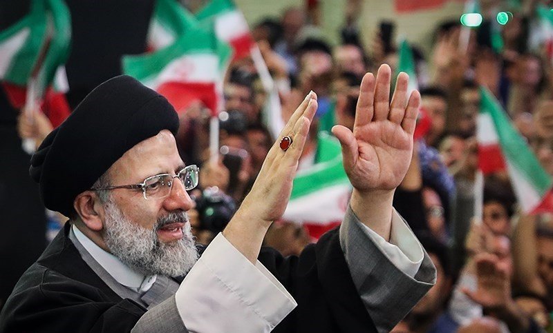 حجت الاسلام رئیسی در بین مردم مشهد مواضع انتخاباتی خود را بیان می کند