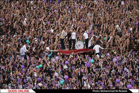 هواداران حجت الاسلام روحانی در ورزشگاه تختی مشهد