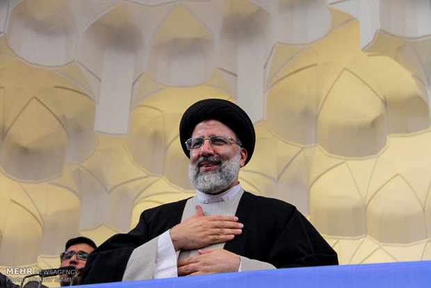 استقبال پرشور مردم از حجت الاسلام رئیسی در فرودگاه شهید هاشمی نژاد
