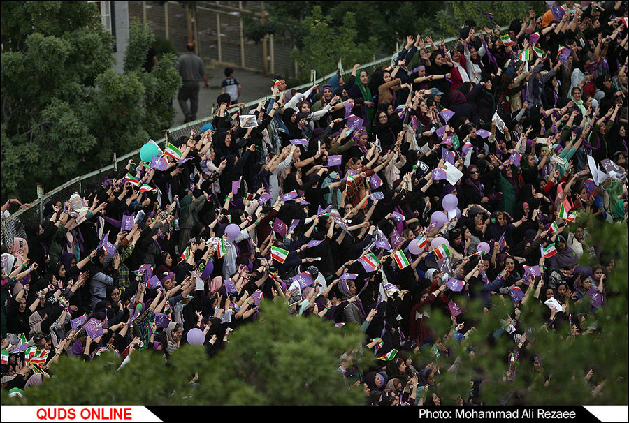 هواداران حجت الاسلام روحانی در ورزشگاه تختی مشهد
