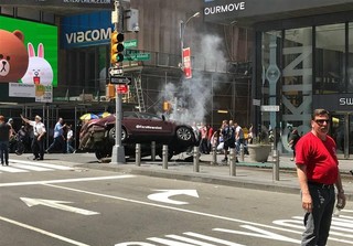 هجوم یک خودرو به سمت عابران پیاده در نیویورک‌
