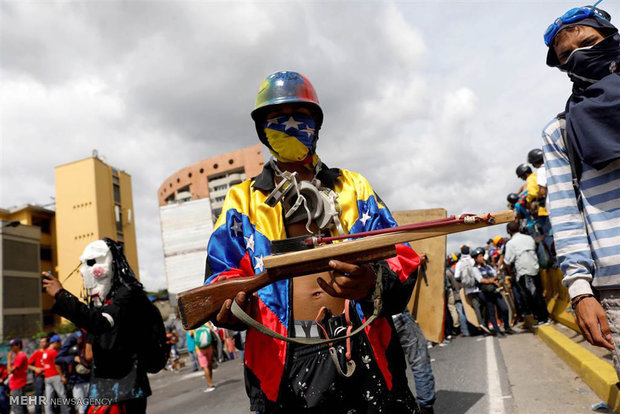 تصاویر/ رویارویی خودروهای آبپاش با معترضان ونزوئلایی‎
