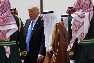 آمریکا به دنبال منافع کارخانجات تسلیحاتی خود  و تضعیف نیروی مقاومت است /  ترامپ عربستان را بانکی پر از پول می بیند 
