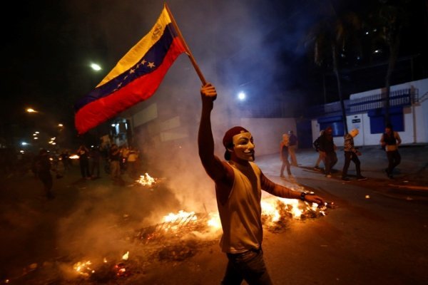 اپوزیسیون ونزوئلا یکی از طرفداران «مادورو» را به آتش کشید