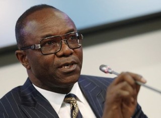 نیجریه از پیوستن به توافق کاهش عرضه اوپک حمایت می کند