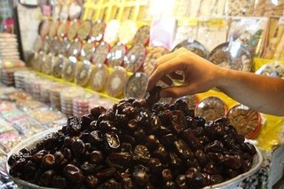 قیمت خرما باید یک سوم قیمت های فعلی باشد/ دست ۱۰۰ دلال در جیب کشاورز و مصرف کننده / دولت آنقدر سرگرم انتخابات شد که نه تنها خرما بلکه بسیاری از بازارها را رها کرد
