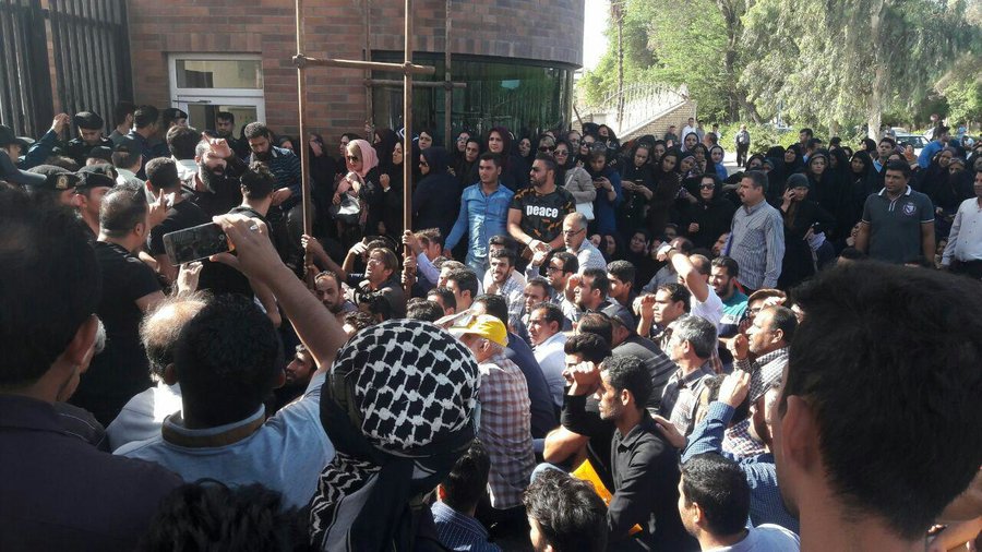 سپرده گذاران موسسه آرمان در مقابل استانداری خوزستان تجمع کردند
