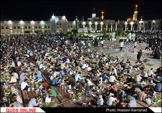 بزرگترین سفره افطاری جهان اسلام در حرم مطهر رضوی/ گزارش تصویری
