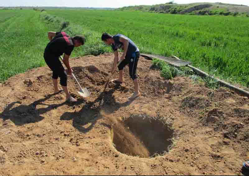 کشاورزان شهرضا داوطلبانه ۳۰ حلقه چاه غیرمجاز را پر کردند