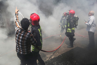 آتش‌سوزی ۲ ساختمان در میدان بهارستان/ مصدومیت ۲ آتش‌نشان در جریان اطفای حریق