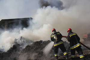 آتش‌سوزی گسترده چندین انبار در جنوب تهران/ اعزام ۷ ایستگاه آتش‌نشانی به محل حادثه