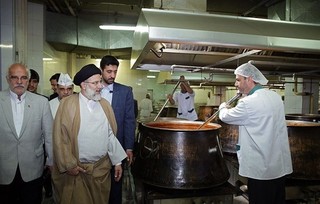 هزاران پرس غذای متبرک در روستاها و مناطق حاشیه شهر مشهد توزیع می شود
