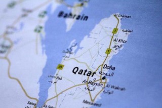 موضع متناقض امارات و عمان درباره بحران قطر