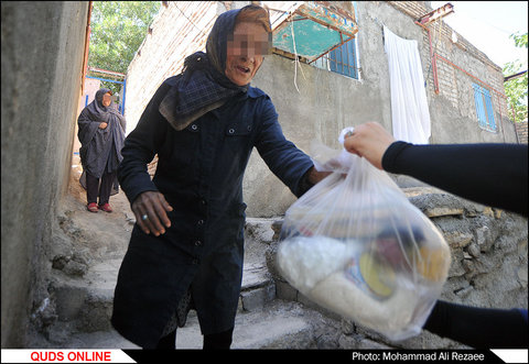 توزیع مواد غذایی بین نیازمندان در ماه مبارک رمضان