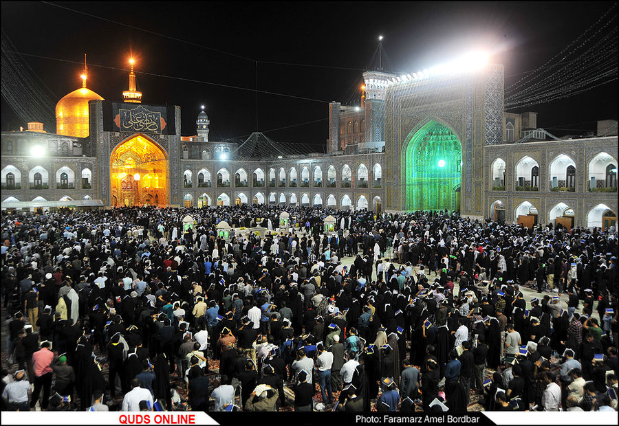 مراسم  احیای شب نوزدهم ماه مبارک رمضان در حرم مطهر حضرت رضا (ع)/ گزارش تصویری