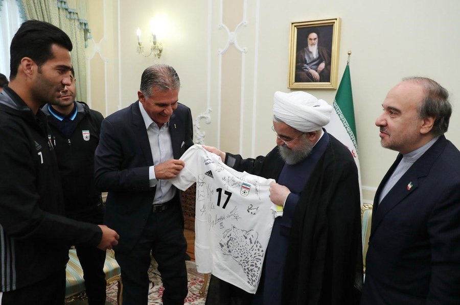 پیراهن طارمی، هدیه اعضای تیم ملی ایران به حسن روحانی