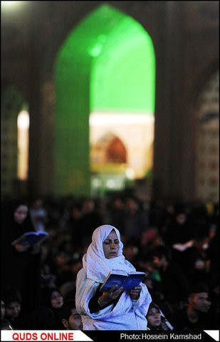 در دومین شب از لیالی قدر پیکر دو شهید مدافع حرم میهمان ویژه مراسم احیاء حرم مطهر رضوی شدند.