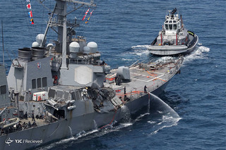تصاویر/ برخورد ناوشکن آمریکا با یک کشتی تجاری در دریای ژاپن