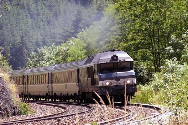 حملات به خطوط راه آهن آلمان حرکت قطارها را مختل کرد
