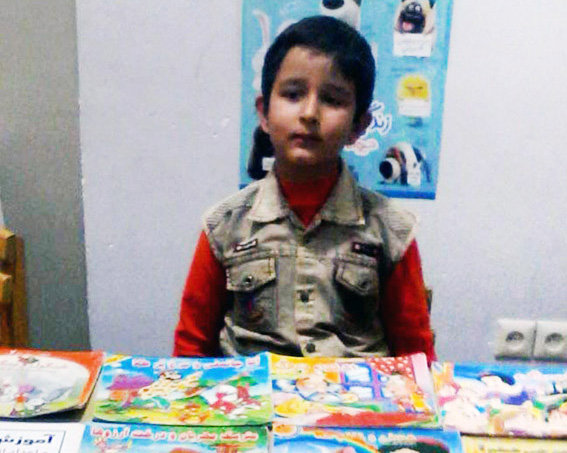 کودک یزدی ۱۵۰ جلد کتاب به یک کتابخانه اهدا کرد 