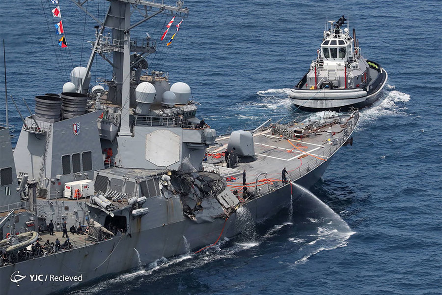تصاویر/ برخورد ناوشکن آمریکا با یک کشتی تجاری در دریای ژاپن
