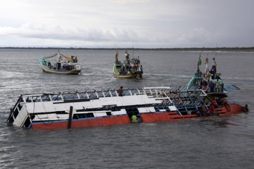 علت غرق شدن کشتی «دنا» در کیش اعلام شد