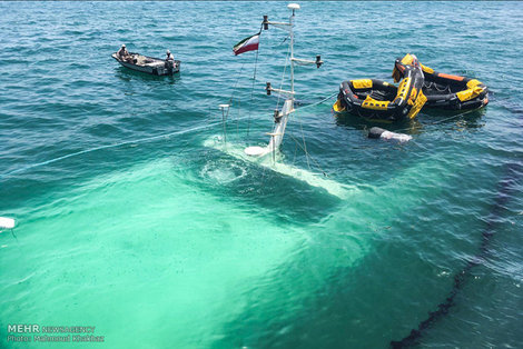 تصاویر/ غرق شدن کشتی مسافربری در کیش
