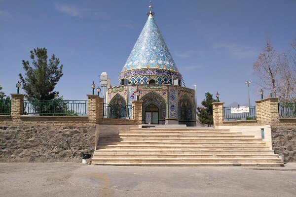 طرح هر زائر یک حامی تحصیلی ایتام در امامزاده احمد(ع) نطنز اجرا  می شود