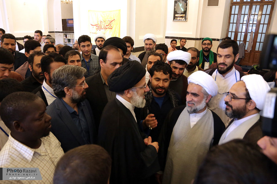حضور تولیت آستان قدس رضوی در جمع طلاب غیرایرانی معتکف در مسجد گوهر شاد 
