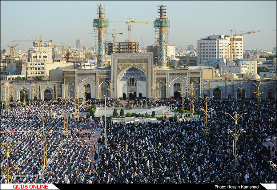 نماز عید فطر با حضور صدها هزار زائرومجاوربارگاه رضوی اقامه شد