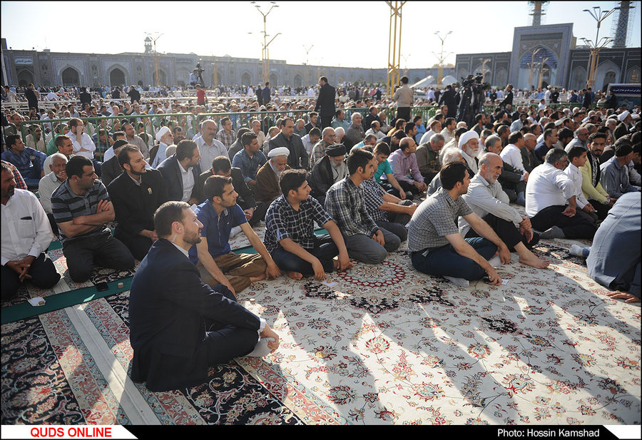 نماز عید فطر با حضور صدها هزار زائر و مجاور بارگاه رضوی اقامه شد