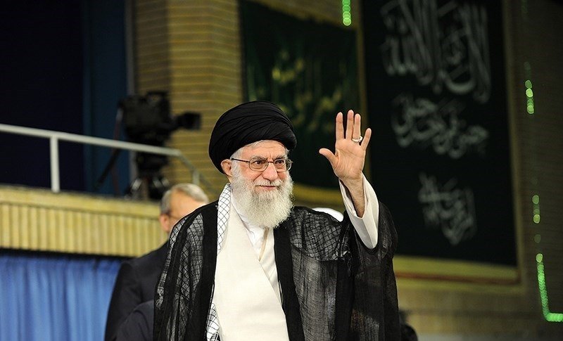 رهبر انقلاب در نماز عید فطر چه سلاحی به دست گرفتند؟ +عکس