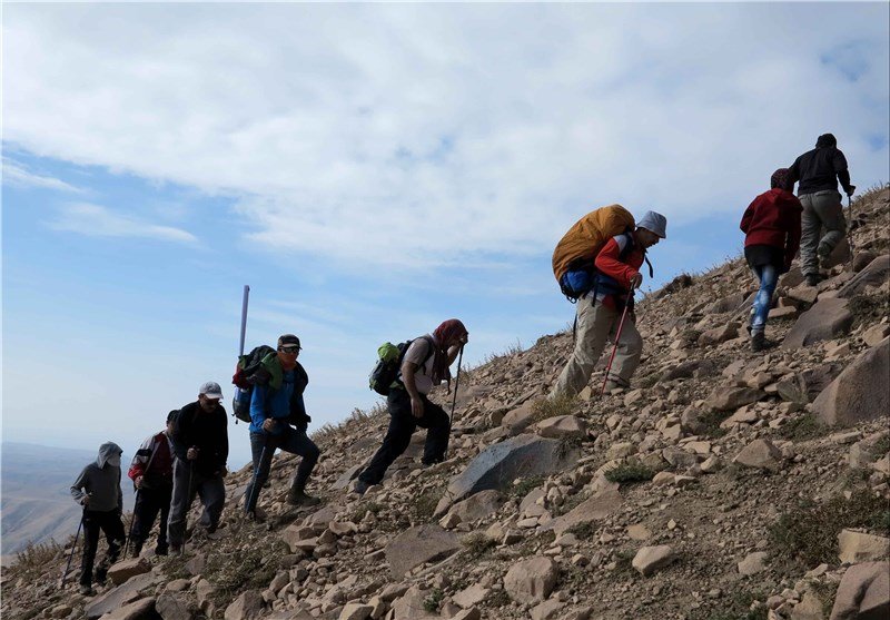 صعود تیم کوهنوردی منتخب کارگران خراسان رضوی به قله شیرباد