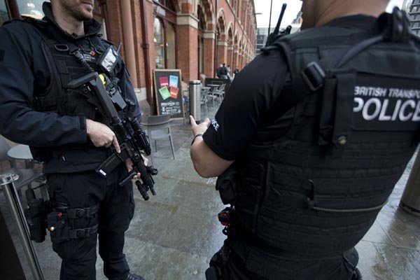 دستگیری ۳ نفر در حال آماده شدن برای حملات تروریستی در انگلیس
