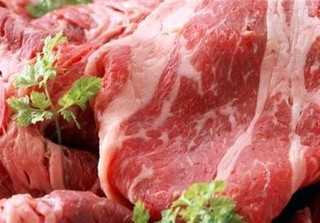 گزاف‌فروشی گوشت وارداتی دولت در فروشگاه‌های زنجیره‌ای/نظارت نیست