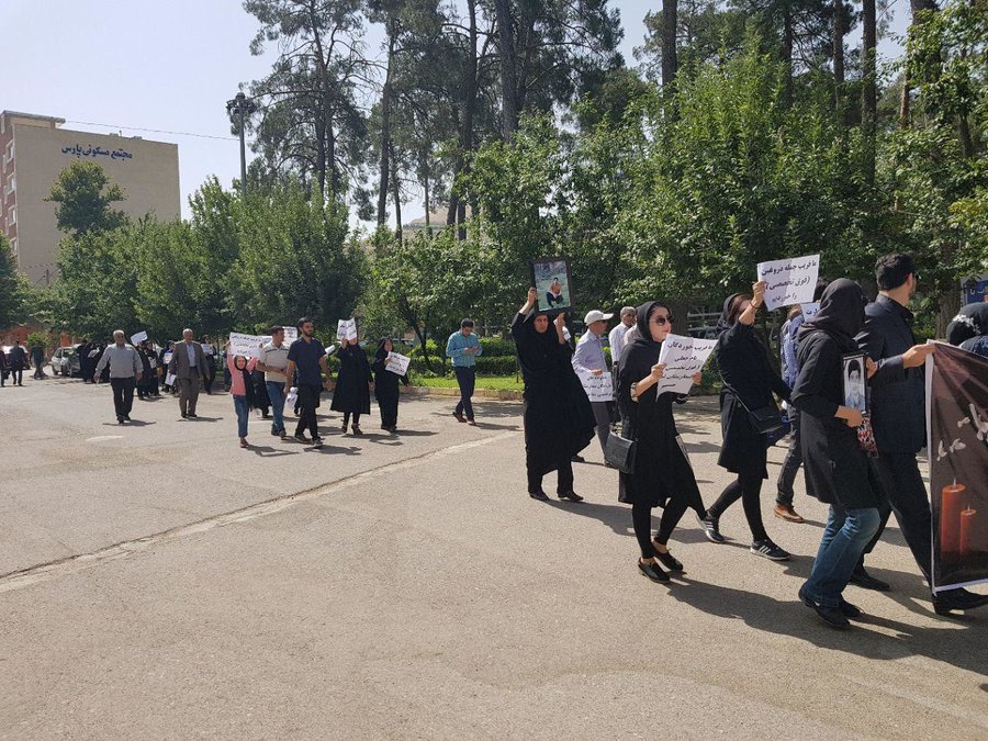تجمع اعتراض آمیز مردم خرم آباد به عملکرد بیمارستان شفا