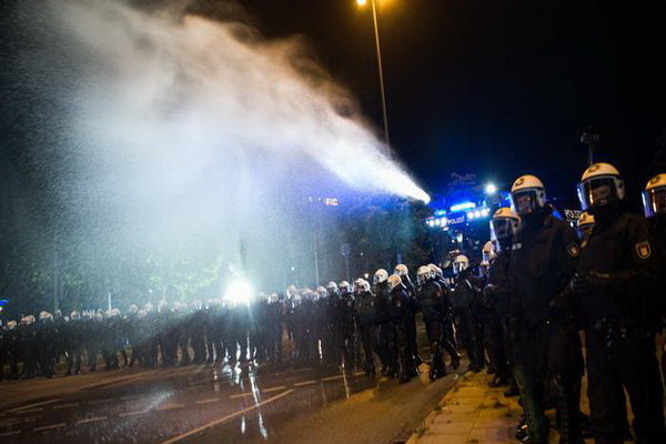 درگیری شدید پلیس آلمان با معترضان نشست گروه ۲۰ در هامبورگ
