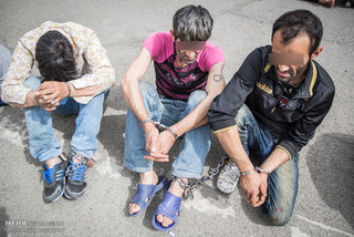 دستگیری اعضای باند سارقان کیف‌قاپ و موبایل قاپ