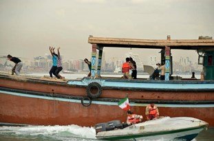 توقیف لنج عربستان در آب‌های ایران/ تحقیقات از ۴ خدمه شناور ادامه دارد