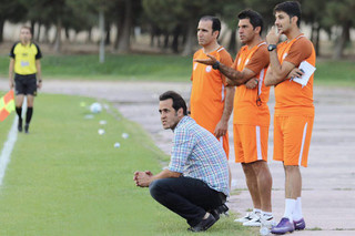 علی کریمی و بازیکنان نفت را به ورزشگاه راه ندادند! + عکس