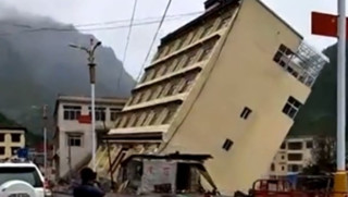 فیلم/ لحظه سقوط ساختمان در رودخانه