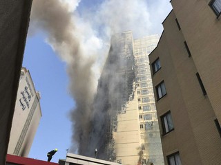 آتش سوزی برج ۲۲ طبقه در مشهد با تلاش ۲۰۰ آتش نشان اطفاء شد