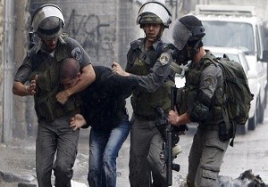 حمله وحشیانه سرباز صهیونیست به نمازگزار فلسطینی + فیلم