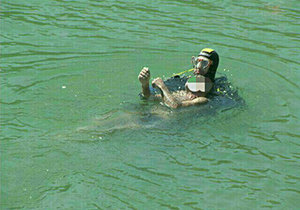 لحظه کشف جسد مرد غرق شده در بند رودخانه لیلان چای + فیلم