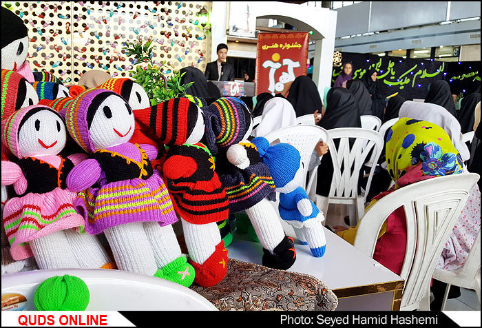 اهدای عروسک های آهو به زائران مشهدالرضا ع