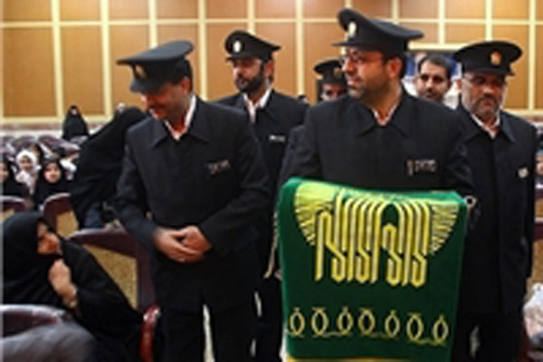دلجویی خدام رضوی از زائران حادثه دیده عراقی در مشهد