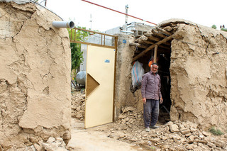 چند باب منزل در پی زلزله نهاوند ترک‌ خورد